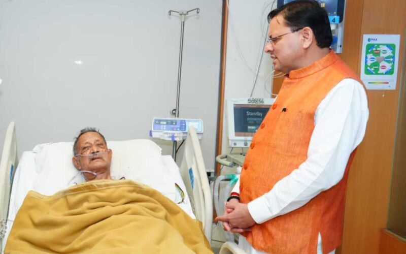 मुख्यमंत्री पुष्कर सिंह धामी ने मैक्स हॉस्पिटल में जाकर पूर्व मुख्यमंत्री भुवन चंद्र खंडूरी के स्वास्थ्य का हालचाल जाना