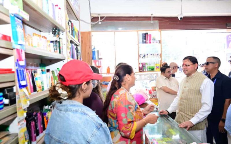 मुख्यमंत्री धामी ने देहरादून स्थित सहस्त्रधारा क्रॉसिंग बाजार का भ्रमण किया