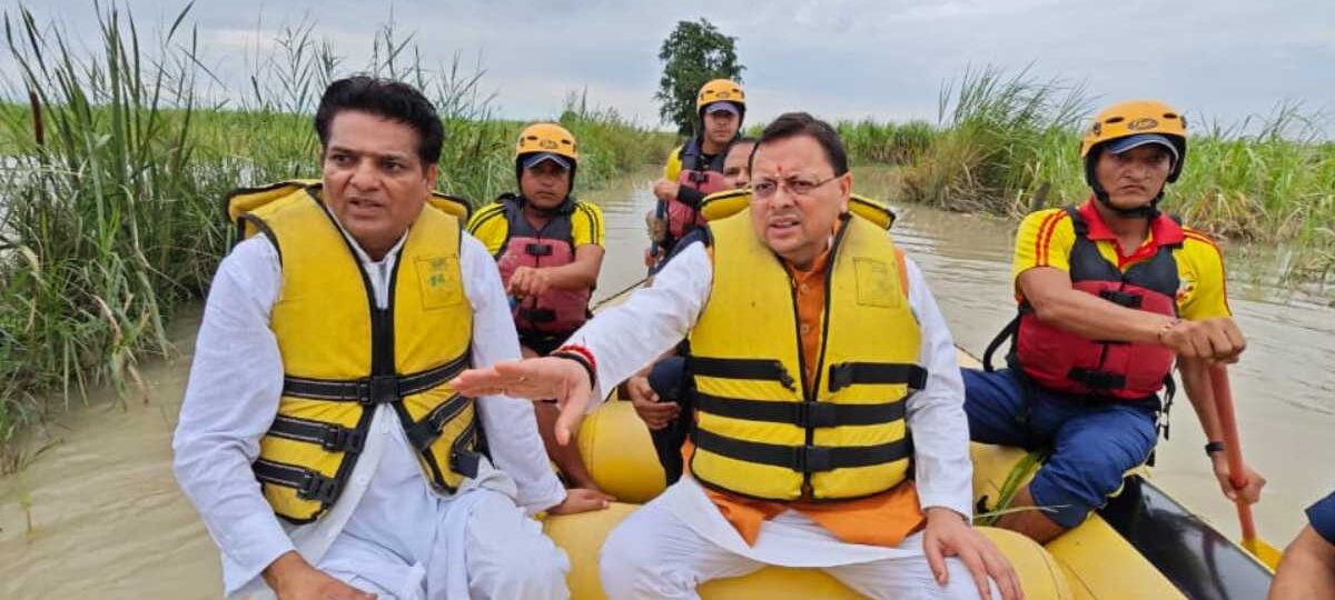 भारी बारिश के बीच ट्रैक्टर से पहुँचे हरिद्वार के लक्सर आपदा प्रभावित क्षेत्रों में पहुंचे सीएम धामी