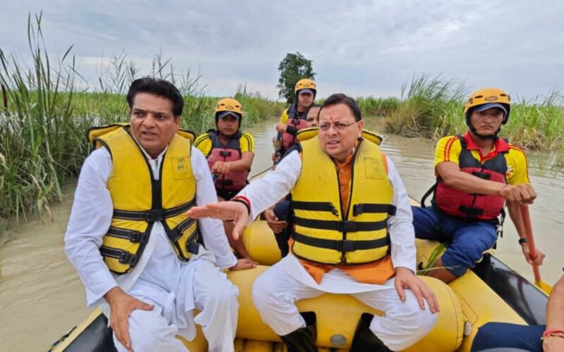 भारी बारिश के बीच ट्रैक्टर से पहुँचे हरिद्वार के लक्सर आपदा प्रभावित क्षेत्रों में पहुंचे सीएम धामी