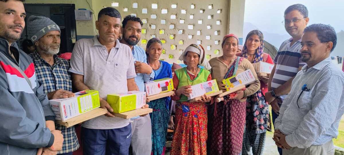 तालजामण में आपदा प्रभावित परिवारों को UREDA द्वारा सोलर लालटेन वितरित