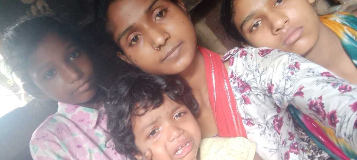 बिन मां की 04 निर्धन बेटियां; जो आज तक नही गई स्कूल; डीएम ने कराया दाखिला