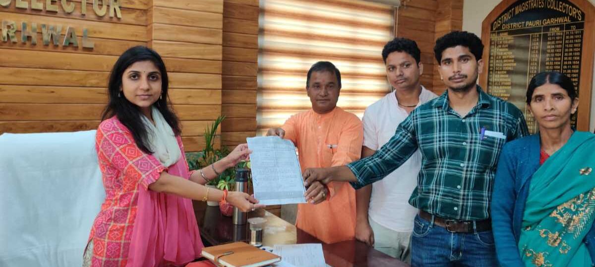 भालू की दहशत से डीएम और एसडीओ वन विभाग से मिला ग्रामीण शिष्टमंडल