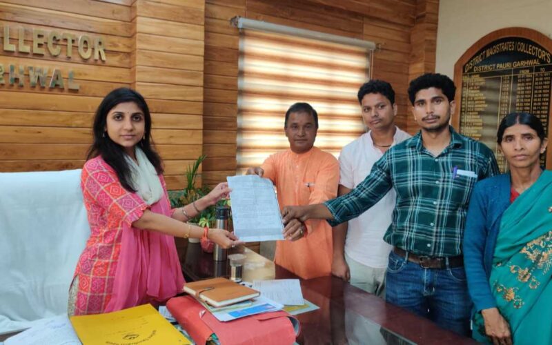 भालू की दहशत से डीएम और एसडीओ वन विभाग से मिला ग्रामीण शिष्टमंडल