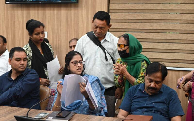 क्लेक्ट्रेट में सोमवार को लगा जनता दरबार, सुनी 125 लोगों की समस्याएं