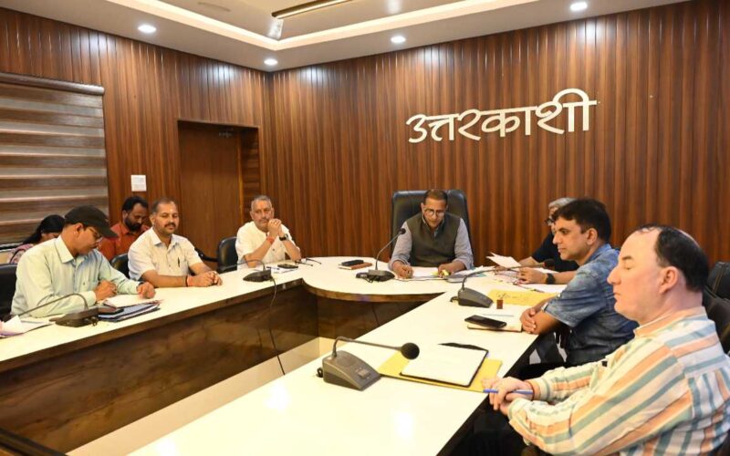 जिलाधिकारी प्रशांत आर्य की अध्यक्षता में हुई जिला गंगा समिति (नमामि गंगे) की बैठक