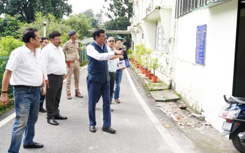 मुख्य सचिव ने किया सचिवालय परिसर की व्यवस्थाओं का निरीक्षण