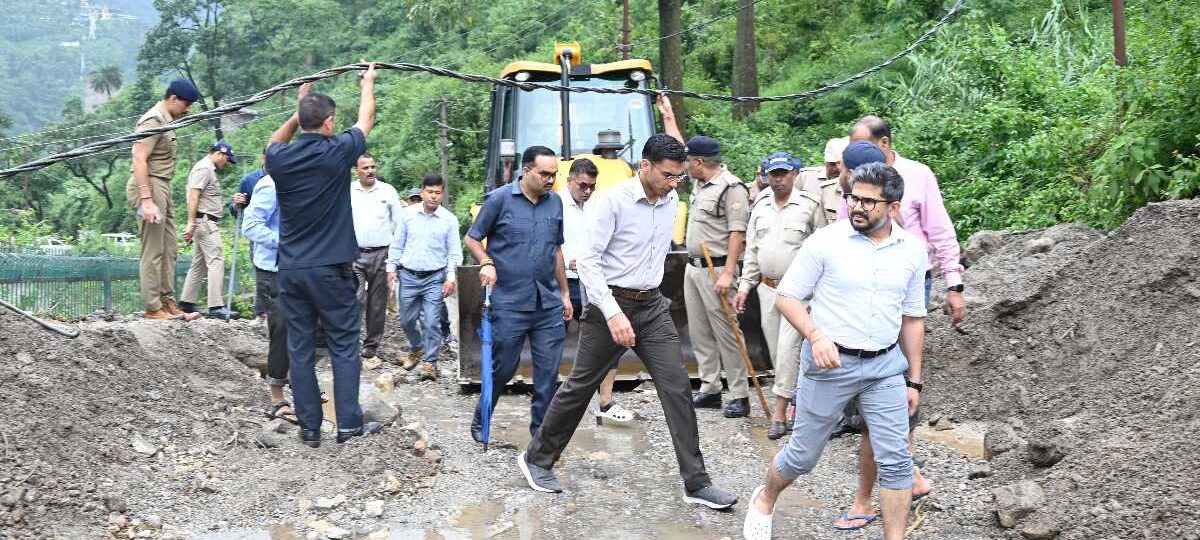 आपदा पीडितों से मिले डीएम, हर संभव मदद का दिया भरोसा, प्रभावित लोगों के साथ प्रशासन हरदम खड़ा