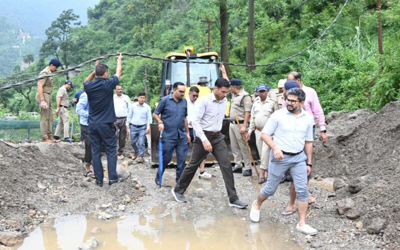 आपदा पीडितों से मिले डीएम, हर संभव मदद का दिया भरोसा, प्रभावित लोगों के साथ प्रशासन हरदम खड़ा