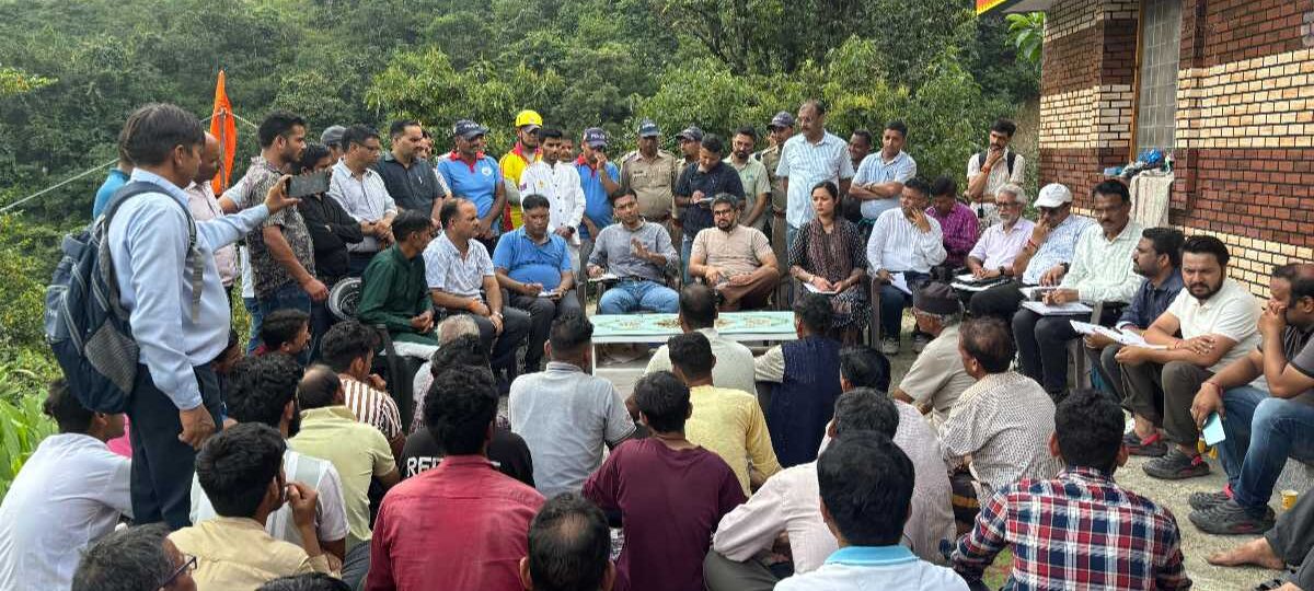 ढाई घंटे का पैदल सफर कर फुलेत पंहुचकर डीएम ने सुनी जनता की समस्याएं