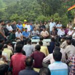 ढाई घंटे का पैदल सफर कर फुलेत पंहुचकर डीएम ने सुनी जनता की समस्याएं