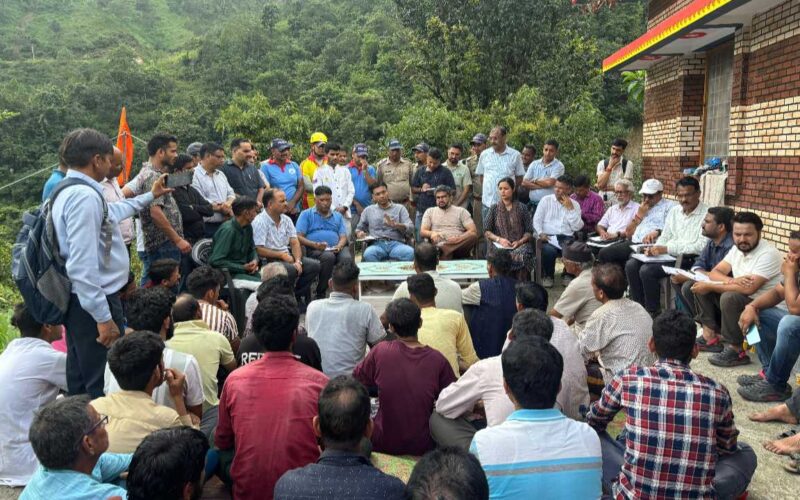 ढाई घंटे का पैदल सफर कर फुलेत पंहुचकर डीएम ने सुनी जनता की समस्याएं