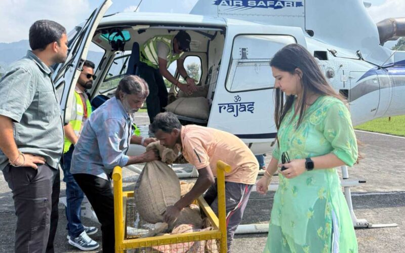 मुख्यमंत्री ने प्रभवितों को हैली से खाद्यान्न पहुंचाने की विशेष अनुमति दी
