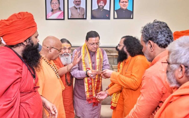 अखाड़ा परिषद ने आपदा राहत में निभाई अग्रणी भूमिका, मुख्यमंत्री धामी ने किया संत समाज के योगदान का अभिनंदन