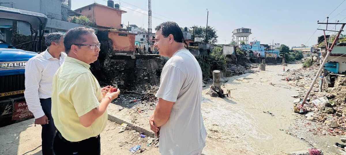 डीएम के निर्देश पर प्रभावितों के द्वार-द्वार दौड़ रहे प्रशासन के अधिकारी; प्रभावितों  का जान  रहे  हाल