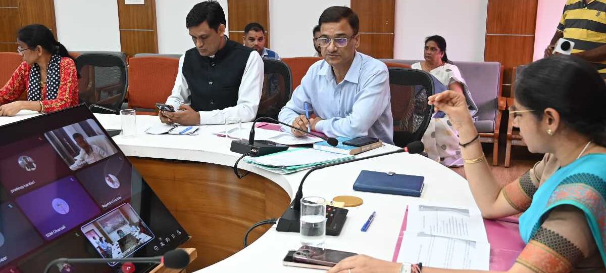 डीएम टिहरी ने भारत निर्वाचन आयोग के निर्देशन में विशेष गहन पुनरीक्षण को लेकर की बैठक