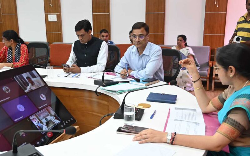 डीएम टिहरी ने भारत निर्वाचन आयोग के निर्देशन में विशेष गहन पुनरीक्षण को लेकर की बैठक