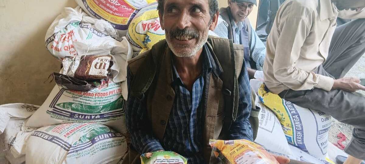 आपदाग्रस्त क्षेत्रों में जिला प्रशासन ने प्रभावित लोगों को वितरित किए 1220 फूड पैकेट