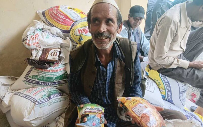 आपदाग्रस्त क्षेत्रों में जिला प्रशासन ने प्रभावित लोगों को वितरित किए 1220 फूड पैकेट