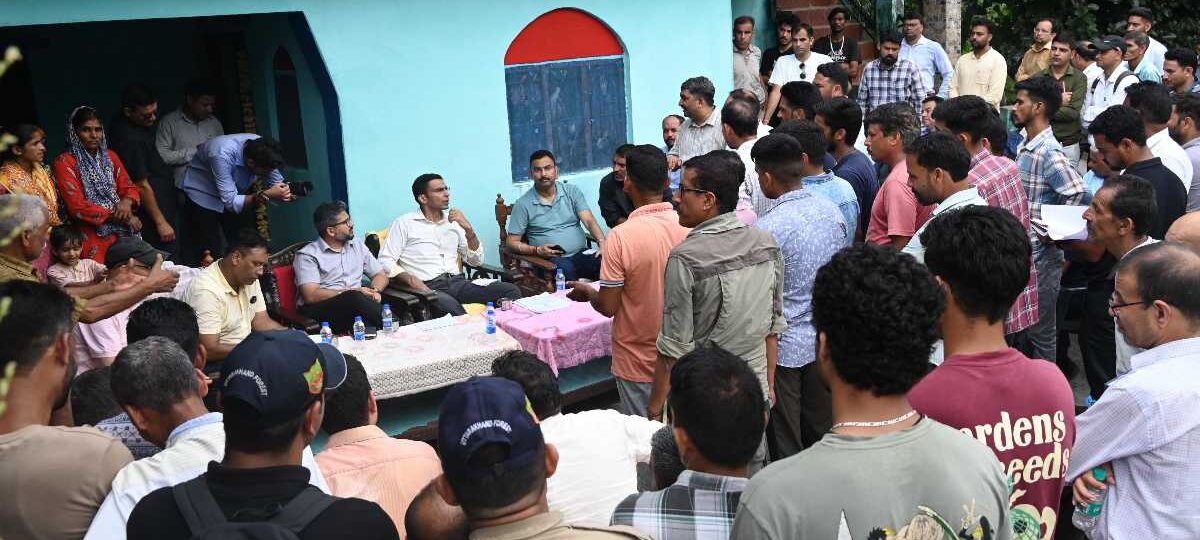 जिलाधिकारी सविन बंसल ने बुधवार को आपदा प्रभावित दूरस्थ किमाडी-कंडरियाणा गांव का दौरा कर प्रभावितों की समस्या सुनी