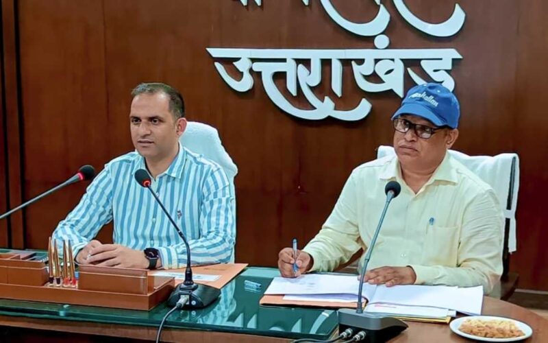 जिलाधिकारी आशीष भटगांई ने कलेक्ट्रेट सभागार में जिला योजना की बैठक की