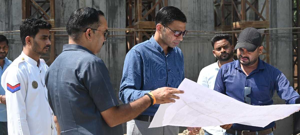 ओवरब्रिज कार्यों की धीमी गति पर डीएम नाराज; कार्यदायी संस्था को फटकार