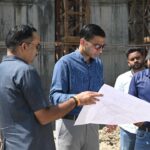 ओवरब्रिज कार्यों की धीमी गति पर डीएम नाराज; कार्यदायी संस्था को फटकार