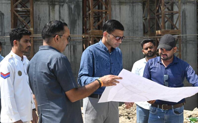 ओवरब्रिज कार्यों की धीमी गति पर डीएम नाराज; कार्यदायी संस्था को फटकार