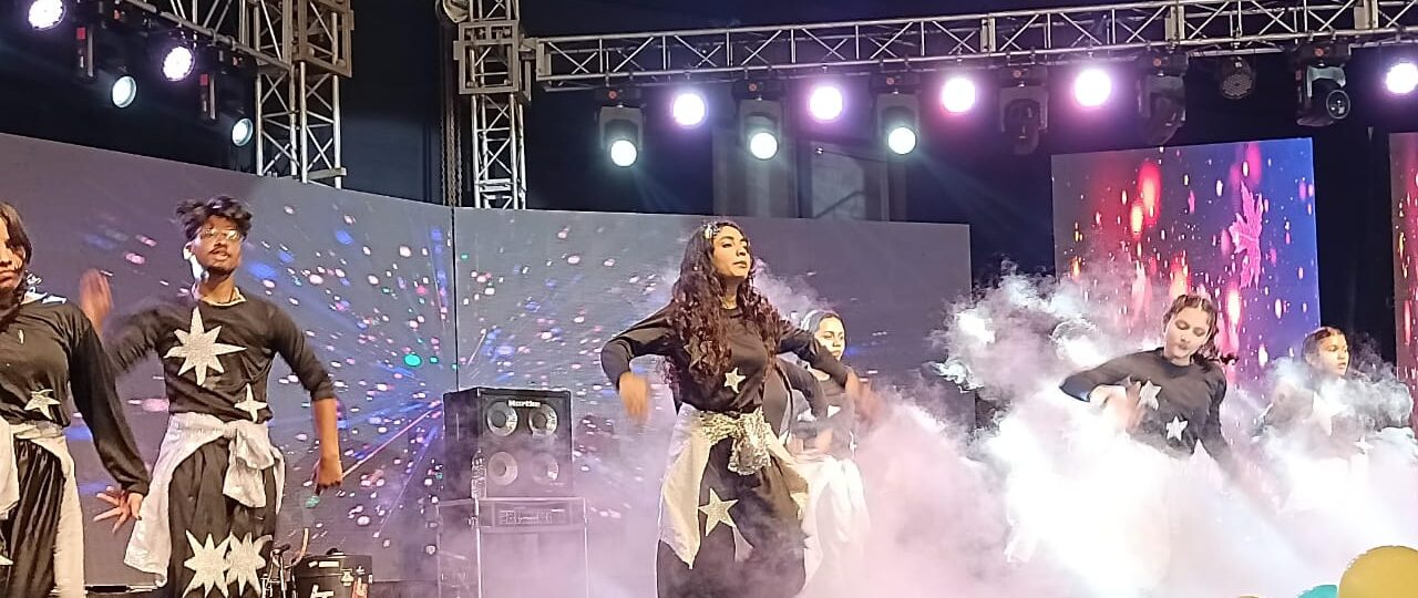 बॉलीवुड सिंगर इशिका सहगल के मधुर गानो से सराबोर हुआ जीआरडी कॉलेज का प्रागंण