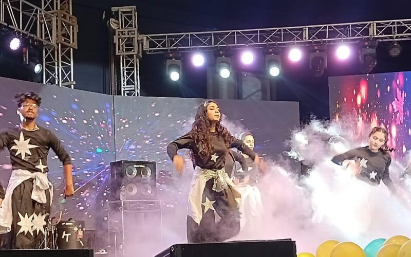बॉलीवुड सिंगर इशिका सहगल के मधुर गानो से सराबोर हुआ जीआरडी कॉलेज का प्रागंण