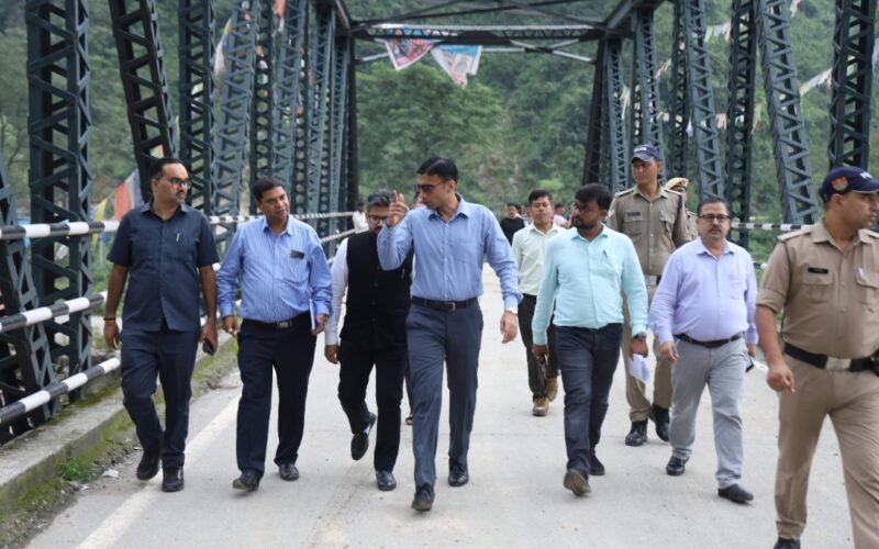 अतिवृष्टि से क्षतिग्रस्त पुल पर युद्धस्तर पर बना वैली ब्रिज, सेफ्टी ऑडिट के बाद सुचारू हुआ यातायात