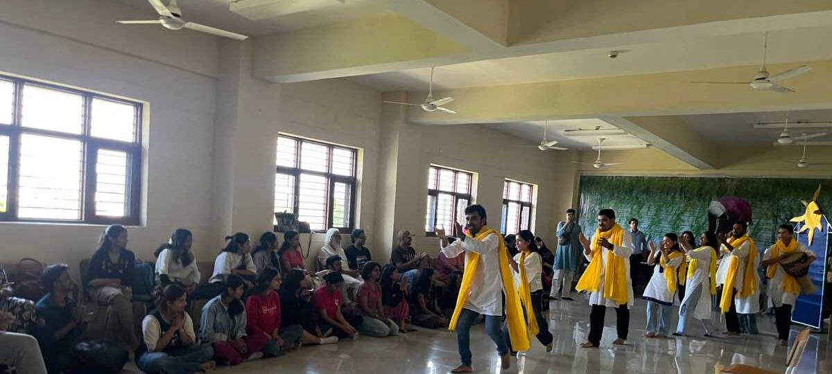 थिएटर विभाग द्वारा सूचना का अधिकार अधिनियम पर नुक्कड़ नाटक का आयोजन