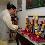 मुख्यमंत्री पुष्कर सिंह धामी ने गांधी जयंती के अवसर पर श्रद्धा सुमन अर्पित किए