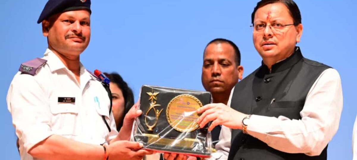 मुख्यमंत्री पुष्कर सिंह धामी में आपदा में सहयोग वाले कर्मियों को सम्मानित किया