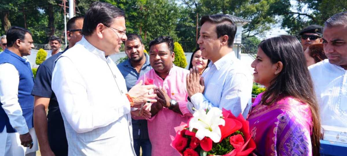 CM धामी ने प्रदेश के विभिन्न क्षेत्रों से आए लोगों ने भेंट कर उन्हें दीपावली की शुभकामनाएं दीं