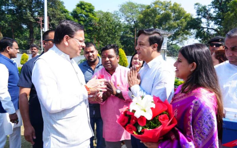 CM धामी ने प्रदेश के विभिन्न क्षेत्रों से आए लोगों ने भेंट कर उन्हें दीपावली की शुभकामनाएं दीं