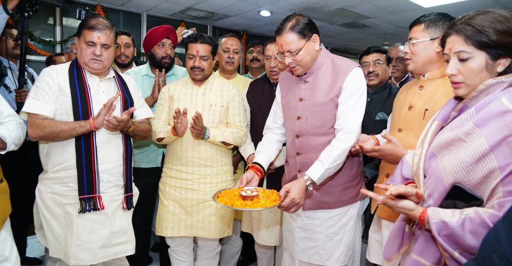 मुख्यमंत्री पुष्कर सिंह धामी भाजपा प्रदेश कार्यालय देहरादून में आयोजित दीपावली मिलन समारोह में हुए शामिल