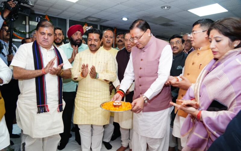 मुख्यमंत्री पुष्कर सिंह धामी भाजपा प्रदेश कार्यालय देहरादून में आयोजित दीपावली मिलन समारोह में हुए शामिल