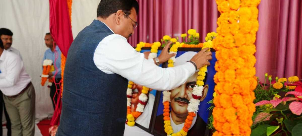 मुख्य सचिव ने राष्ट्रपिता महात्मा गांधी और पूर्व प्रधानमंत्री की जयंती पर भावपूर्ण स्मरण किया