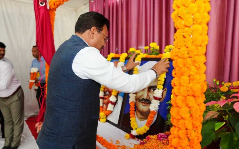मुख्य सचिव ने राष्ट्रपिता महात्मा गांधी और पूर्व प्रधानमंत्री की जयंती पर भावपूर्ण स्मरण किया