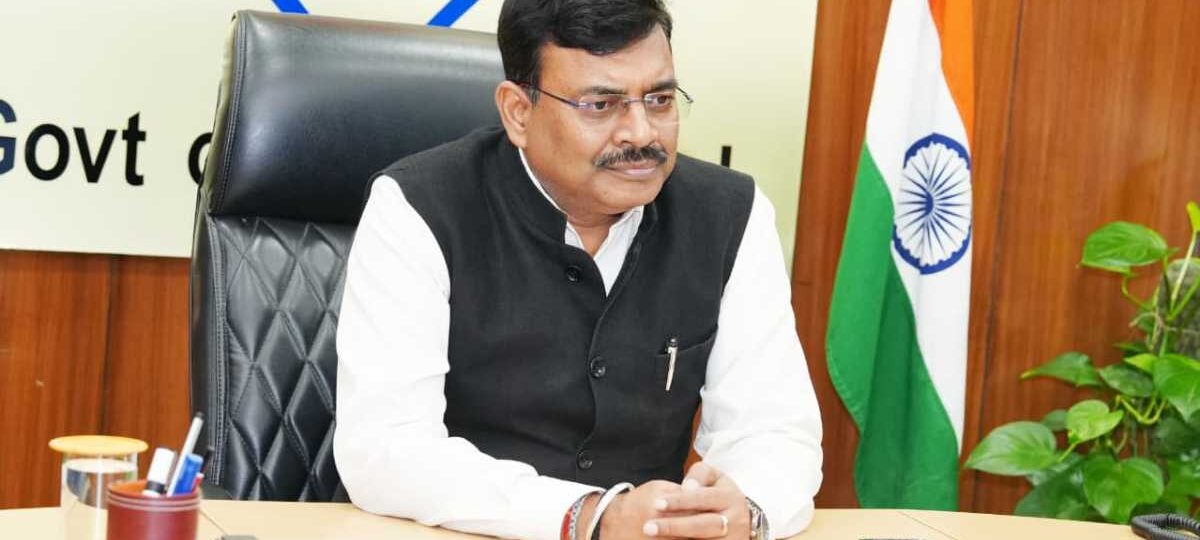 मुख्य सचिव आनंद बर्द्धन ने प्रदेश में झुग्गी बस्तियों के पुनर्विकास से सम्बंधित बैठक ली