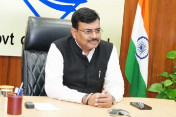 मुख्य सचिव आनंद बर्द्धन ने प्रदेश में झुग्गी बस्तियों के पुनर्विकास से सम्बंधित बैठक ली