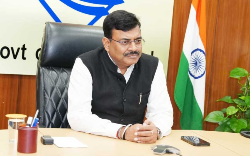 मुख्य सचिव आनंद बर्द्धन ने प्रदेश में झुग्गी बस्तियों के पुनर्विकास से सम्बंधित बैठक ली