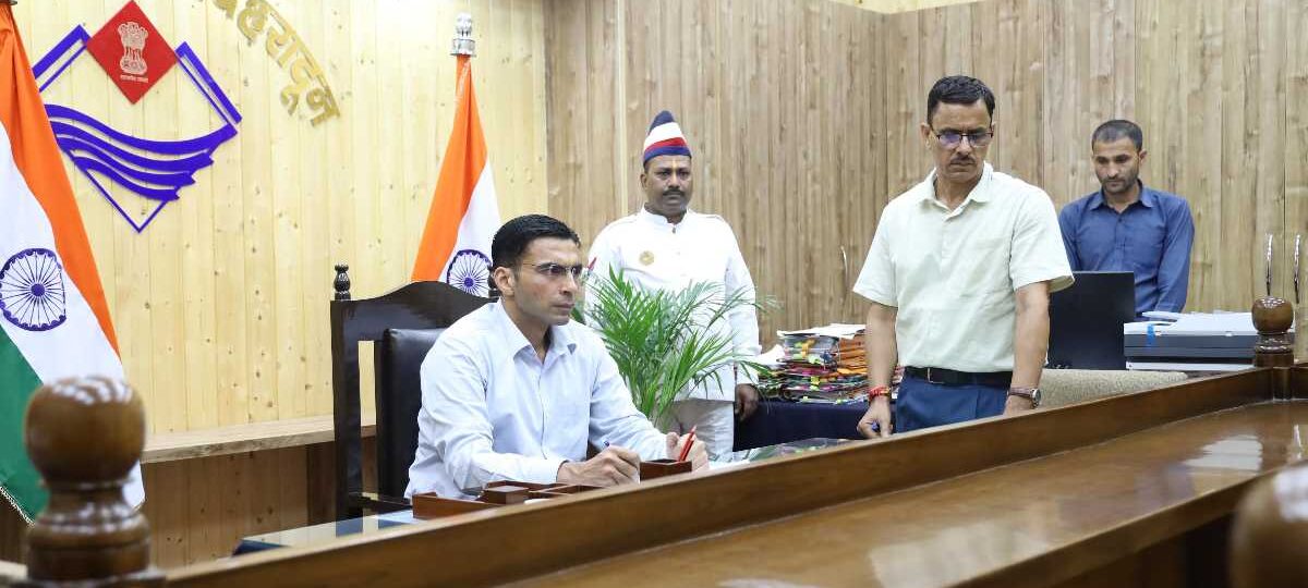 70 वर्षीय बुजुर्गों से अपने तीन नौनिहालों वाले बेटे बहु को बेदखल न करने का डीएम ने किया आग्रह