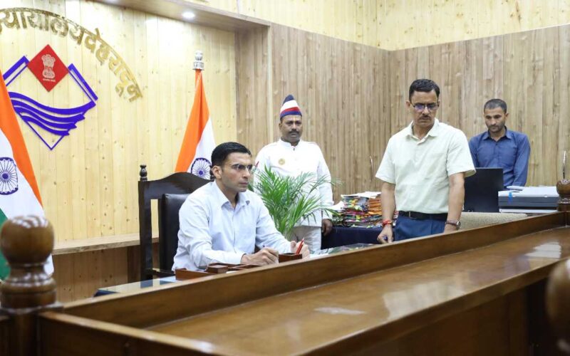 70 वर्षीय बुजुर्गों से अपने तीन नौनिहालों वाले बेटे बहु को बेदखल न करने का डीएम ने किया आग्रह