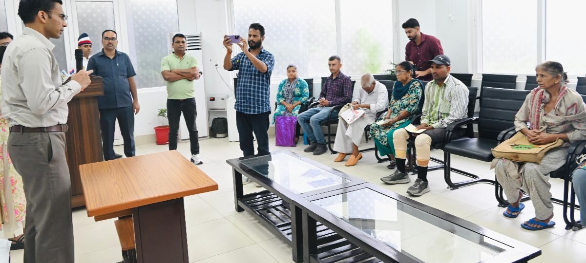 पहल: डीएम सविन बंसल की पहल से असहायों के चेहरे पर लौटी मुस्कान, रायफल फंड से मिली नई जिंदगी… 