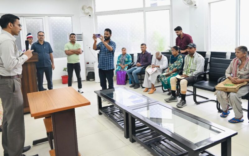 पहल: डीएम सविन बंसल की पहल से असहायों के चेहरे पर लौटी मुस्कान, रायफल फंड से मिली नई जिंदगी… 
