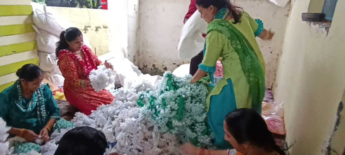 राजधानी दून में समूह की महिलाओं ने तैयार की दिवाली के लिए एलइडी लाइट
