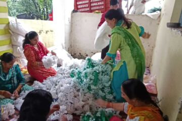 राजधानी दून में समूह की महिलाओं ने तैयार की दिवाली के लिए एलइडी लाइट