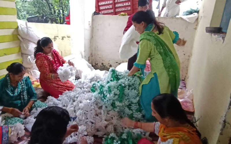 राजधानी दून में समूह की महिलाओं ने तैयार की दिवाली के लिए एलइडी लाइट